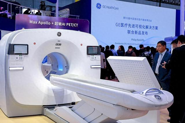 美国通用电气医疗在上海第93届中国国际医疗器械博览会上展出医疗设备。 （视觉中国）