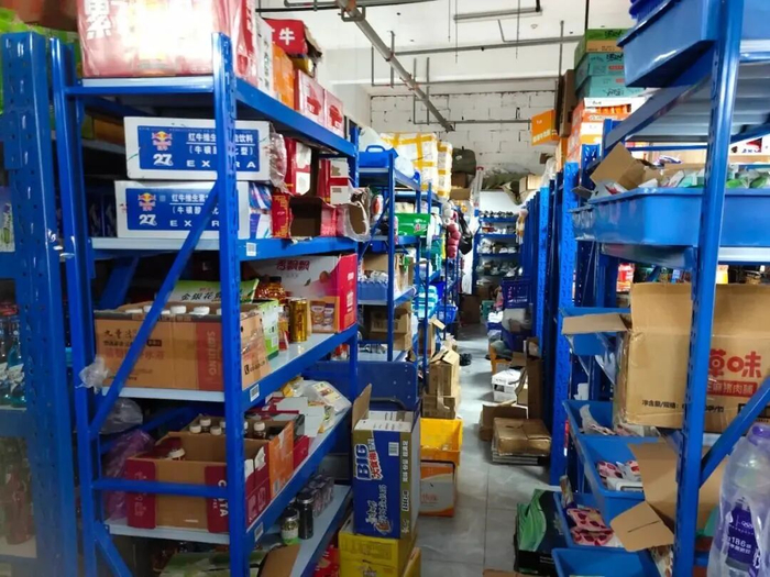 美团闪电仓内景货架 图源：凤凰网