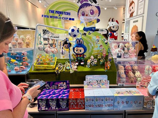 5月25日，美国芝加哥的一家泡泡玛特专卖店销售世界杯主题产品。 （视觉中国）