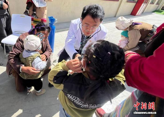 医疗队在为藏族小朋友们做先天性心脏病筛查。姜楠 摄