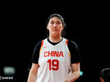 2次失误都是进攻三秒违例！张子宇半场2中2 拿到5分1板1断