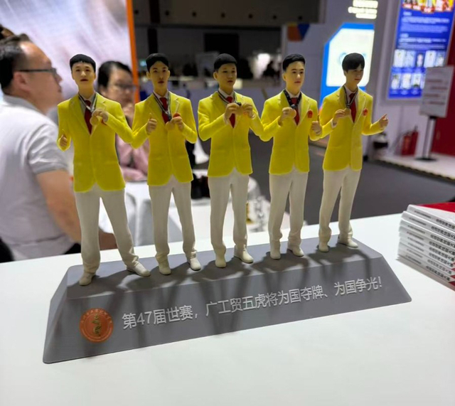 广州工贸技师学院展台上纪念的摆件。在第47届世赛，学校的5名选手获得4金1优胜的成绩。 张凌云 摄