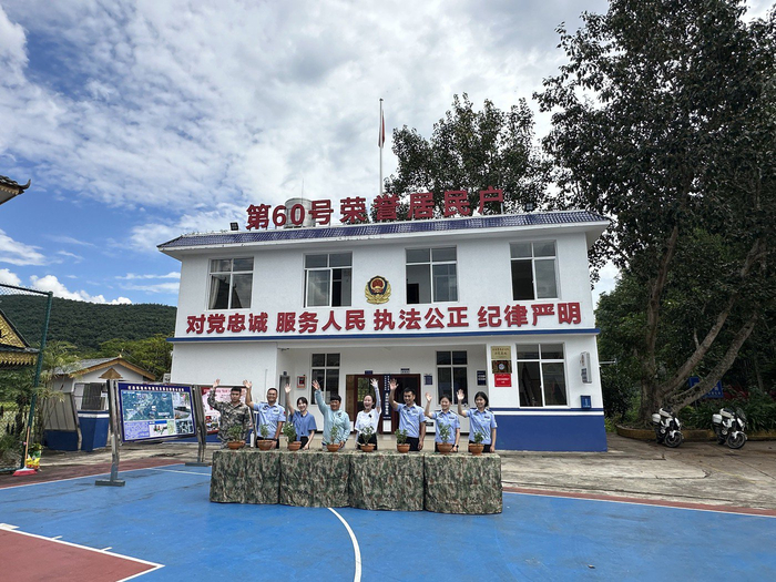 “‘种花家’有种花人 八千里边境绽芳菲”沿边全媒体采访和联动直播活动开展“中国芯”月季种植。窦崇尹 摄