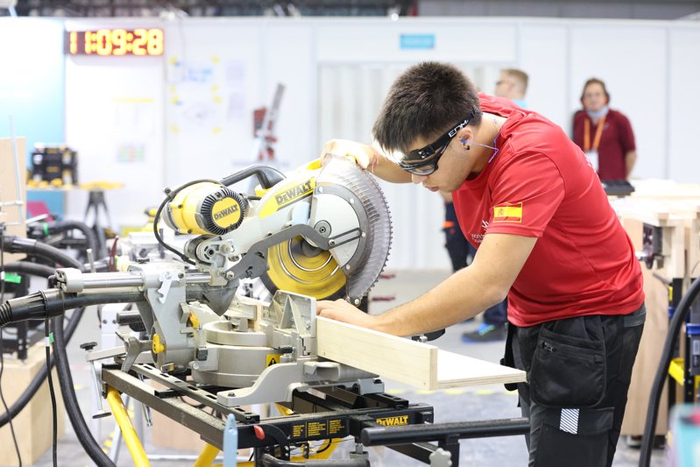 9月24日，家具制作赛事现场。