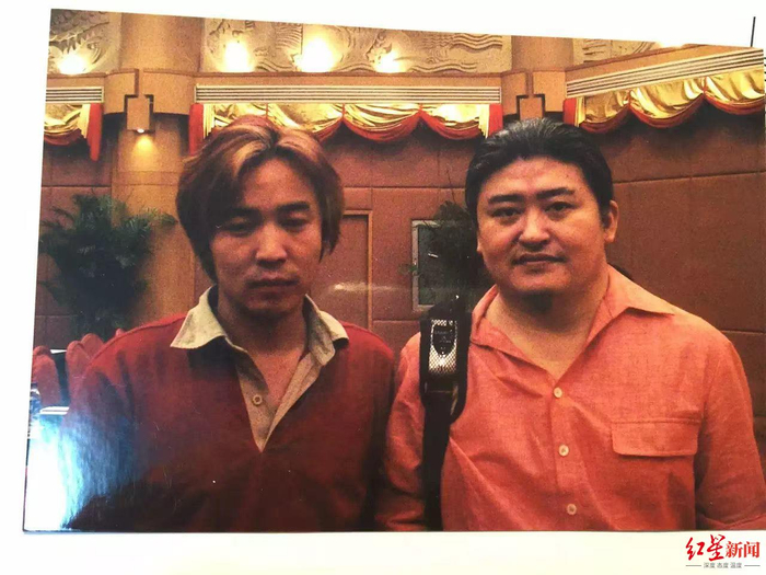 ▲郭志凯早年和刘欢合影