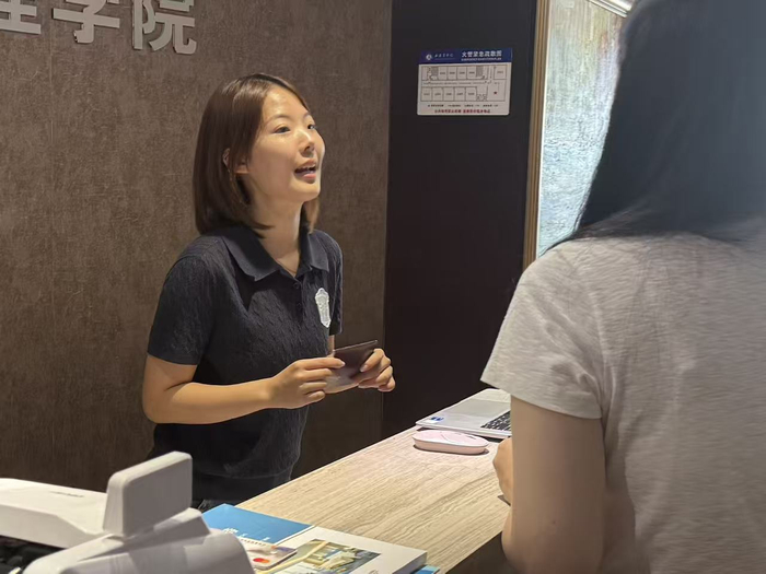 上海商学院酒店管理学院客房实训室，界面新闻记者崔逸星拍摄