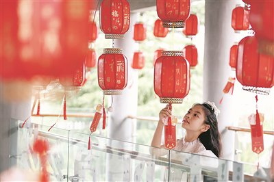 图为市民参加猜谜活动。 贵阳日报融媒体记者 徐其飞 摄