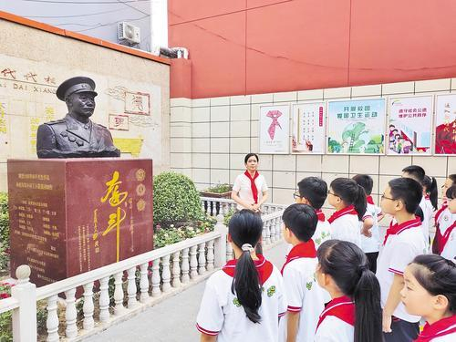     9月23日，在大城县孙毅小学，老师给学生们讲孙毅将军的故事。孙毅小学供图
