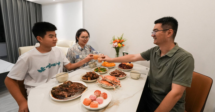 9月25日，中国大唐集团科技创新有限公司党建工作部门负责人王舒一家三口在雄安家中共度中秋佳节。河北日报记者 李畅摄
