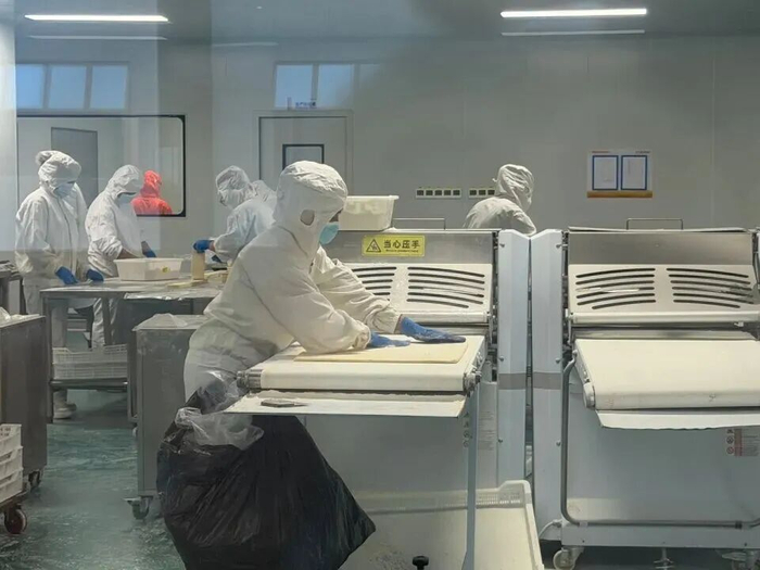 公司负责人陈先生表示，近日门店需求突然增多，多地都有订单，远至新疆也有大批量采购。目前产品正处于供不应求的状态。