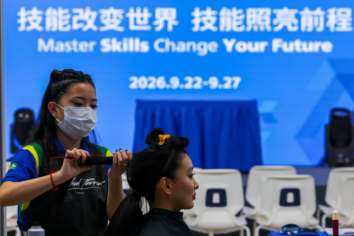 9月26日，选手在参加美发项目比赛。新华社记者 王翔 摄