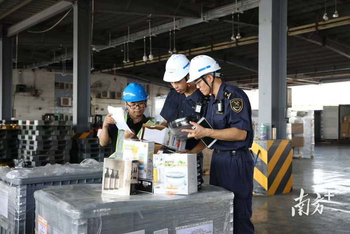 广州海关所属南沙海关关员对第140届广交会首批进境展品进行监管。麦东豪 摄