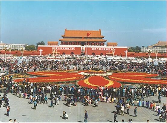 1986年广场布置似众星捧月，当中一个巨型花坛，6片串红组成25米长特大花瓣。