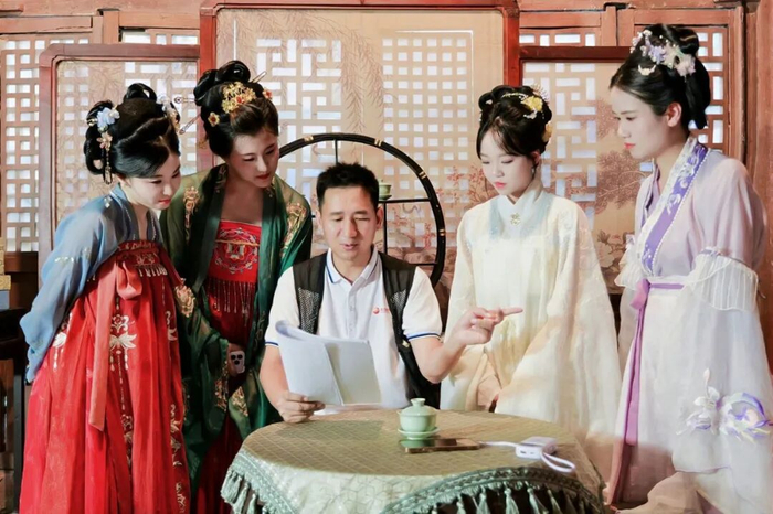 导演拿着剧本，教念台词/受访者供图