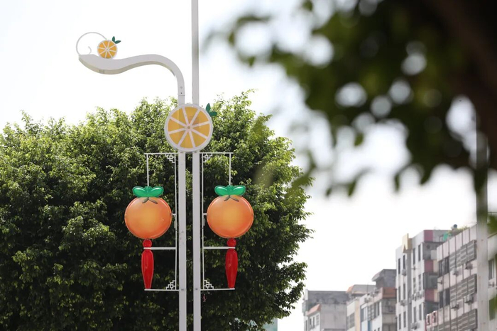 △贡柑主题路灯。图源 德庆发布