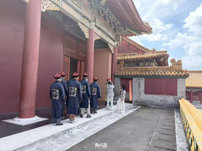 北京大爷们来横店拍戏/李娟 摄