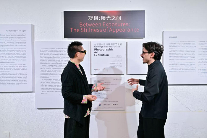 ▲两位艺术家在展览现场