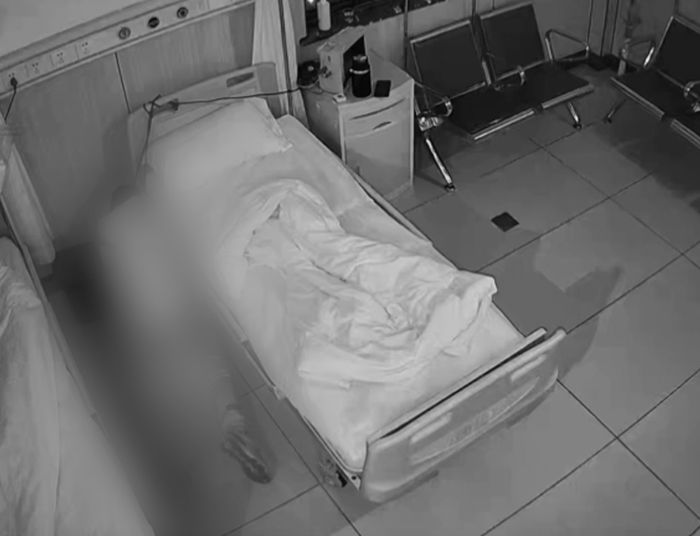 医院留观室内监控记录下患者自缢经过。受访者供图