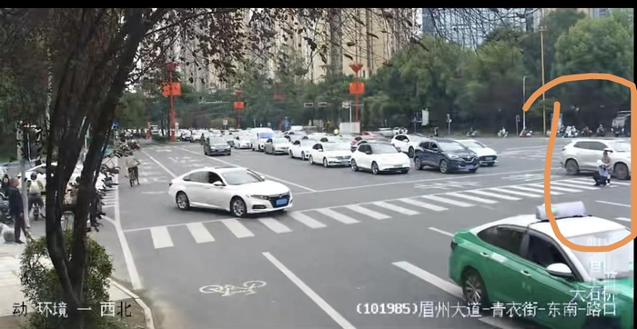 ▲段益峰背着老人过马路