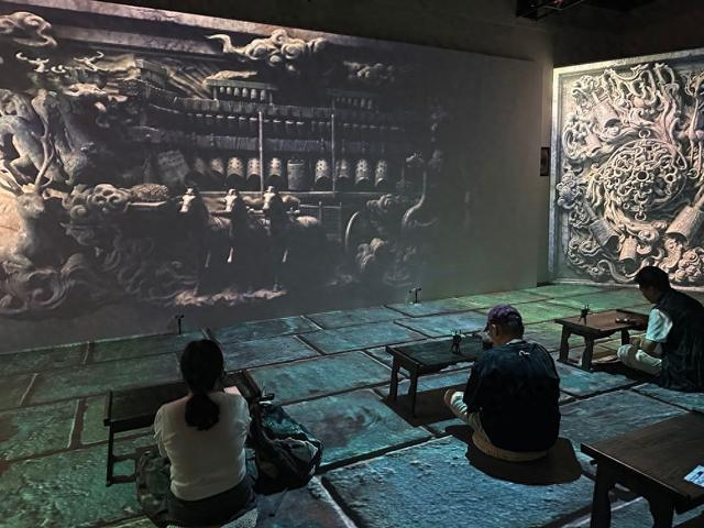 观众正在体验曾侯乙沉浸式互动音乐展厅。新华社记者戴锦镕 摄