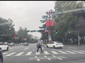 车流中，四川眉山24岁辅警背起拄拐老人过马路：“把便利留给群众，这是本分”