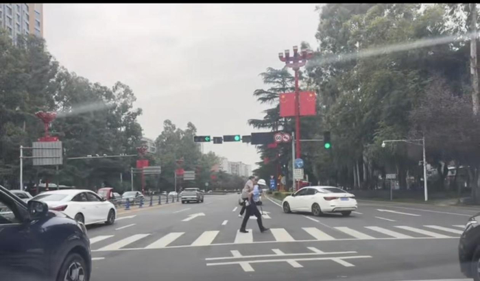 ▲辅警背着老人过马路