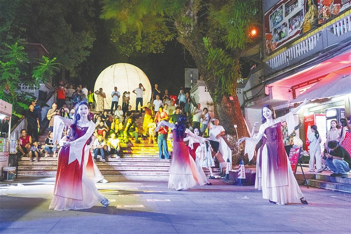 中秋假期，五指山市通什1988沉浸式演艺街区热闹非凡，一场古韵新潮交融的中秋主题活动精彩上演。通讯员 孟志军 摄