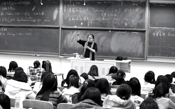 图为刘欢在大学课堂上授课（对外经济贸易大学供图）
