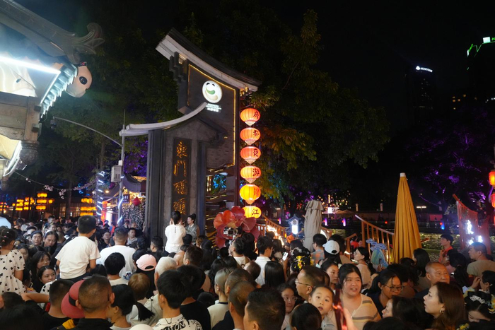 ▲中秋假期的夜游锦江，人气爆棚
