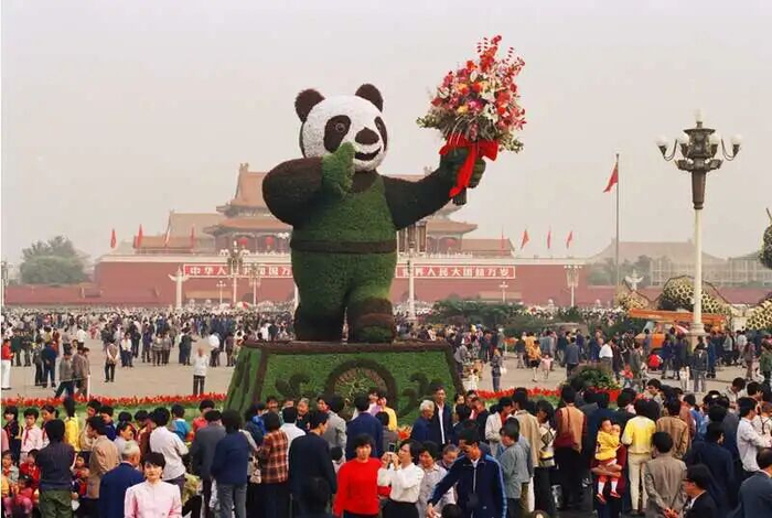 1988年，广场上已摆放亚运会吉祥物。叶用才 摄