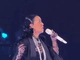 那英成都演唱会现场致敬刘欢，哽咽演唱《弯弯的月亮》，“我的良师益友刘欢老师，真的离开了我们”