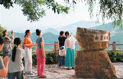 游客在西井峪村赏景拍照。新华社记者 李 然摄