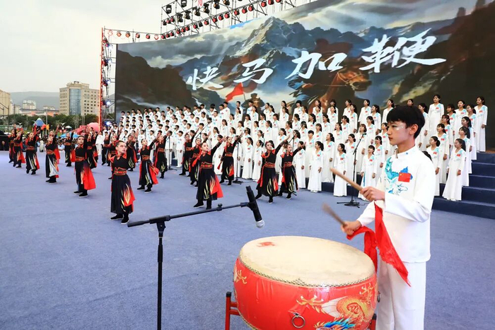 图为南山学校代表队参加合唱比赛。