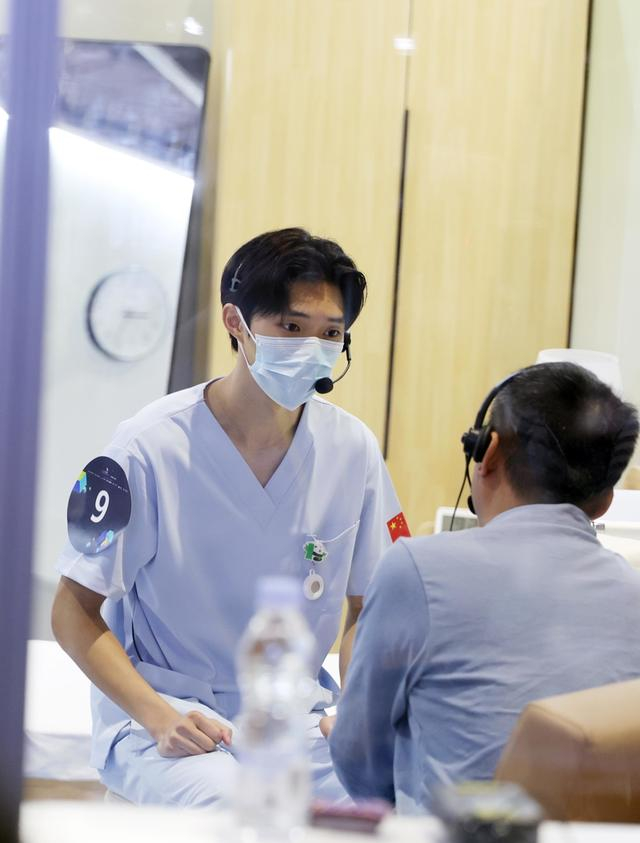 9月24日，闵思达（左）在第48届世界技能大赛健康和社会照护项目比赛中。 新华社记者 刘颖 摄