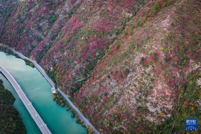 兴山香溪河畔的水上公路，昭君故里的秀丽山水。