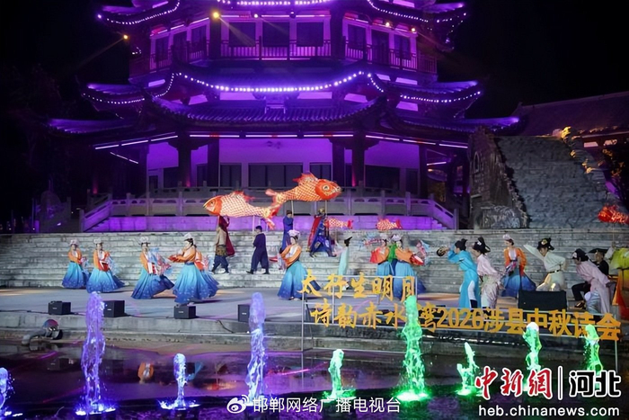 图为中秋诗会现场，开场舞《鱼灯共舞》精彩上演。 张圆 摄