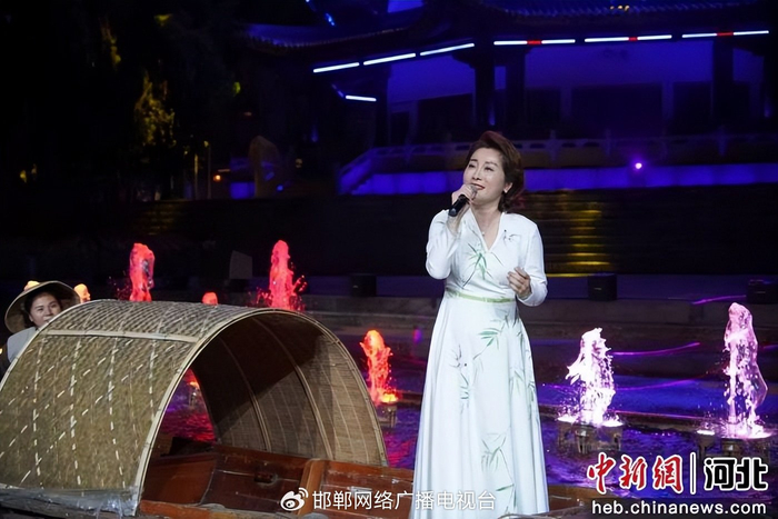 图为参演人员演唱歌曲《明月几时有》。 张圆 摄