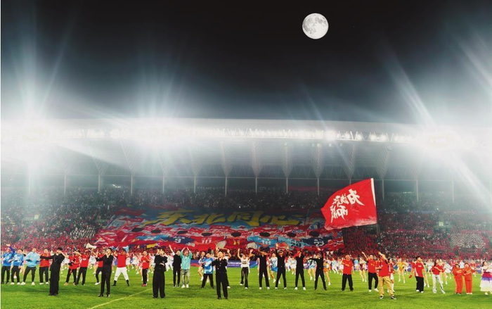     月光下，巨幅主题TIFO“东北同心”惊艳亮相。 本报记者 孙海涛 摄