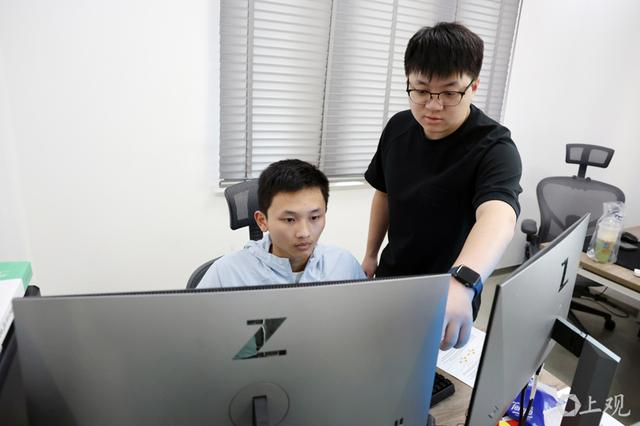 图为高书恒和导师冯家乐备战第三届全国技能大赛的资料图片。