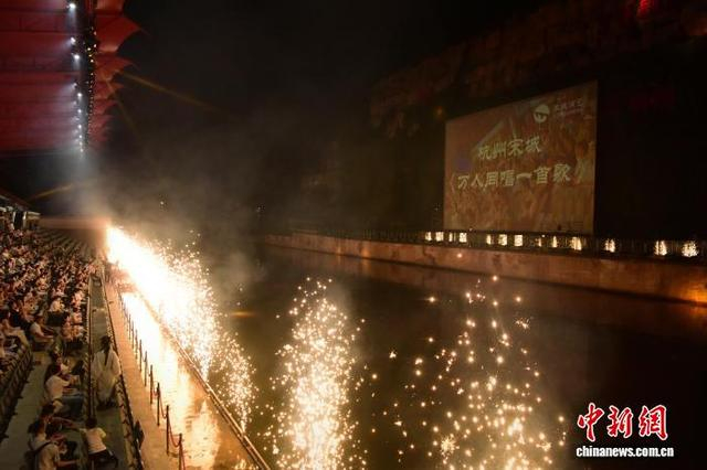 游人同唱一首歌。方燕 供图 