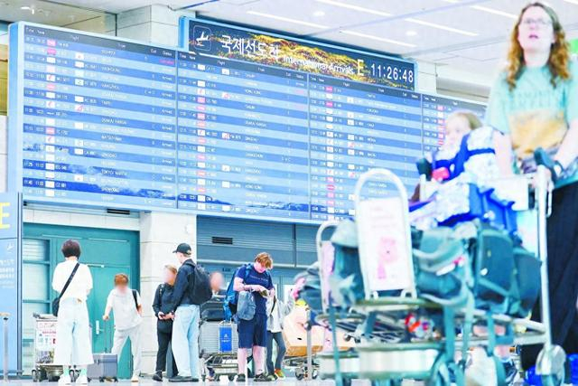 7月8日，韩国仁川国际机场第一客运航站楼内入境的航班时刻表。（视觉中国）