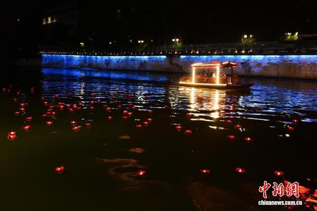 大量祈愿河灯在水面上漂流。方燕 供图 