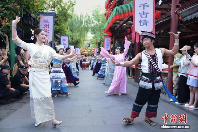 民族特色舞蹈在街头上演。方燕 供图 