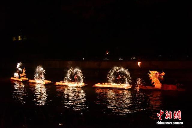 水上火龙表演点亮暗夜。方燕 供图 