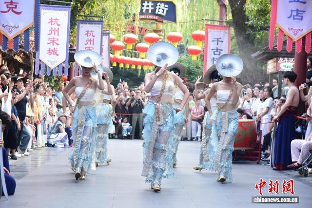 街头舞蹈快闪演绎吸引游人。方燕 供图 