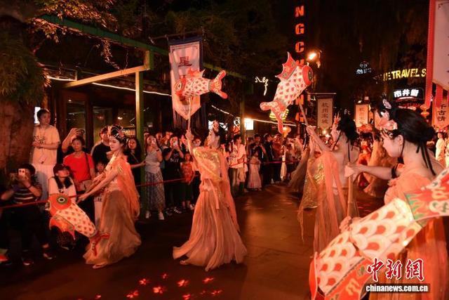 鱼灯巡游在夜间上演。方燕 供图 