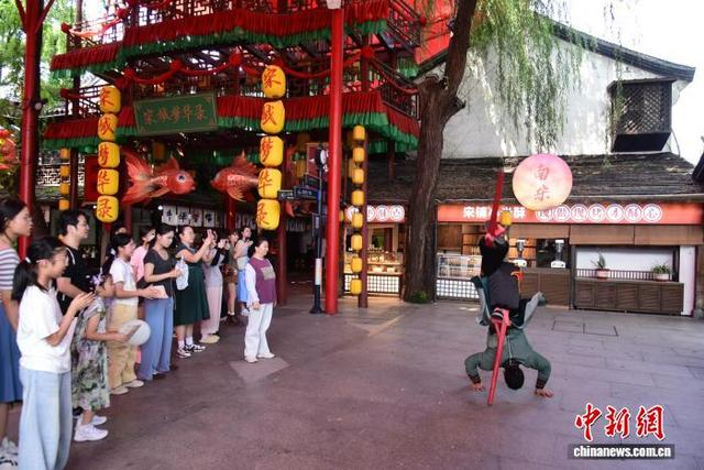 街头演绎吸引游人驻足。方燕 供图 