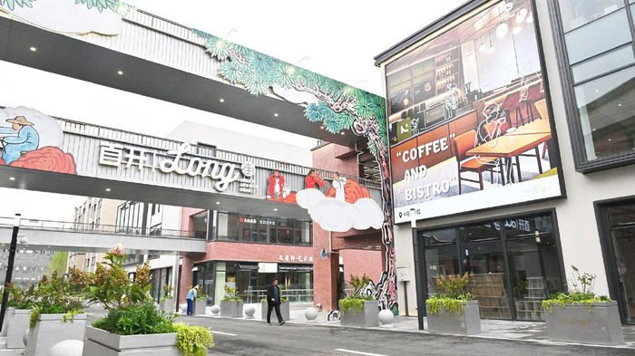 宋庄首开LONG街中秋开街，成为副中心独树一帜的“可发呆艺术街区”。记者 常鸣/摄