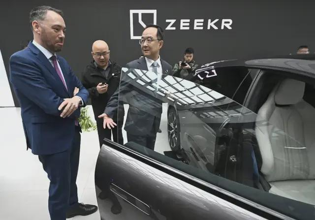 ▲吉利控股集团CEO安聪慧在介绍极氪汽车
