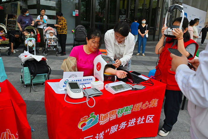 市民在通州万达广场东侧的公益服务摊位测量血压。记者 常鸣/摄
